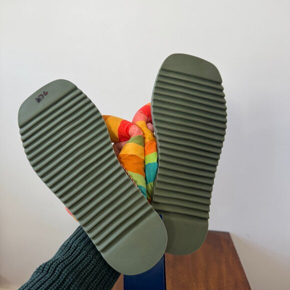 Farm Rio Pineapple Puffy Flip Flop Sandals NWT - Picture 9 of 11